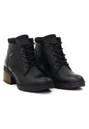 Vista lateral de botines de cuero negro para mujer marca San Polos modelo EK3021 con tacón cuadrado.