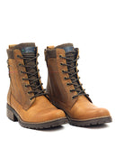 Vista lateral de las botas de cuero para mujer San Polos modelo EK104 en color fulton miel, sobre un fondo blanco.