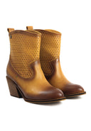 Botas de cuero para mujer color miel San Polos con tacón de 7.5cm y caña microperforada.
