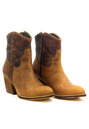 Botines de cuero para mujer color miel marca San Polos con tacón cuadrado y cierre lateral.