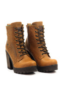 Vista frontal de las Botas de cuero para mujer color miel marca San Polos modelo Fulton.