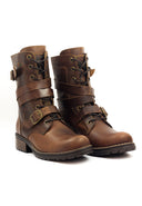 Vista frontal de las botas de cuero para mujer San Polos modelo Fulton en color coñac, sobre un fondo blanco.